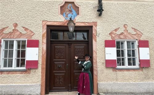 Gelebte Geschichte: Historikerin Martina Stoib als Maria Anna Schropp vor der Seitentür der Residenz Heinz Winkler. Zu ihrer Zeit war Schropp hier die Hofwirtin, ihr gehörte auch das Gebäude. Foto Kirchner