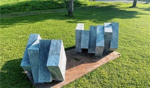 Geschnittene und gebrochene Steine, starr und doch bewegt, im Park des Medical-Park Prien von Toni Stegmayer.
