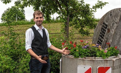 Geschwindigkeitsreduzierung durch die Blume – war in der Finkenstraße durchaus wirksam, den Anwohnern war aber der Trog nicht schön genug. Bürgermeister Simon Hausstetter, der Gemeinderat und die Verwaltung sind mit ihrem Latein am Ende. Foto Thomae