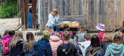 Gespannt hörten die Schüler Annemarie Dettendorfer bei der Vorstellung der neuesten und beliebtesten Bücher für Zehn- bis Elf-Jährige zu.Foto Steffenhagen
