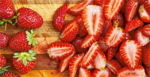 Gesundheit auf leckere Art und Weise: Erdbeeren sind kleine Vitamin-C-Bomben. Außerdem enthalten sie Folat, das für die Zellneubildung im menschlichen Körper gebraucht wird.