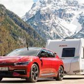 Mit Elektroauto und Wohnwagen in den Urlaub