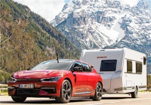 Getestet wurde unter anderem der Kia EV6 mit Wohnwagen. Foto ADAC