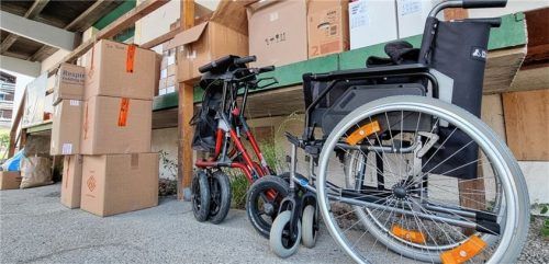 Güter für den Transport: medizinisches Gerät und Kartons mit Lebensmitteln. Foto Ammelburger