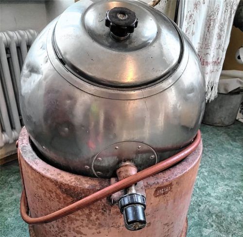 Hätte ihr ehemaliger Besitzer diese Kugelwaschmaschine nicht im Keller versteckt, wäre das heutige Ausstellungsstück während des Zweiten Weltkriegs wohl eingeschmolzen worden. Foto Wunsam