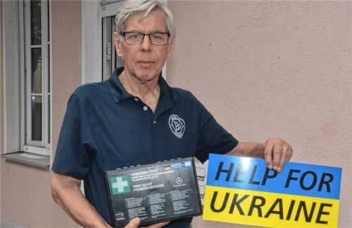 Hans Kerschbaumer aus Rosenheim will mit der Hilfsorganisation Navis die Menschen in der Ukraine mit Verbandskoffern versorgen. Foto Schlecker