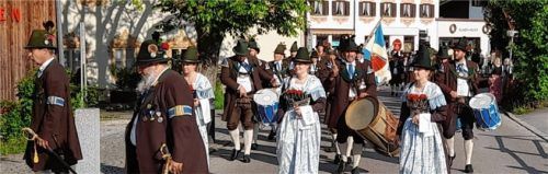 Hauptmann Stefan Leitner (Zweiter von links) mit seinem Stellvertreter Andreas Wendlinger (links) an der Spitze des Festzuges beim Einmarsch zum Festgottesdienst im Oberaudorfer Kurpark.Foto re