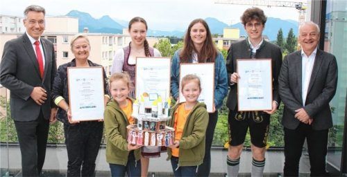 Heimatgeschichte wird prämiert, wenn sie entsprechend aufbereitet wird: (Von links) Landrat Otto Lederer, Andrea Maier von der Luitpold-Grundschule Bad Aibling, Coralie Giess, Katharina Gartmeier und Valentin Keil vom Sebastian-Finsterwalder-Gymnasium, Kulturreferent Christoph Maier-Gehring sowie (vorne) die Zwillinge Diana und Dafina von der Luitpold-Grundschule Bad Aibling mit ihrer „Prinzregententorte“.Foto  re