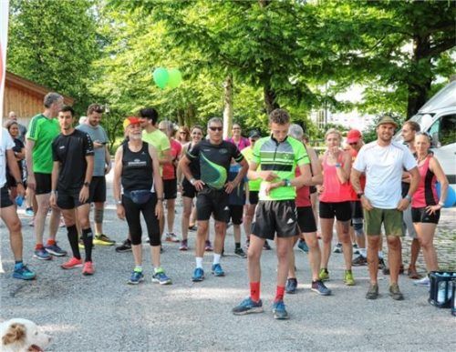 Hinter der Startlinie machen sich die Läufer des ersten Aschauer Bankerllaufes für den Startschuss bereit. Fotos rehberg