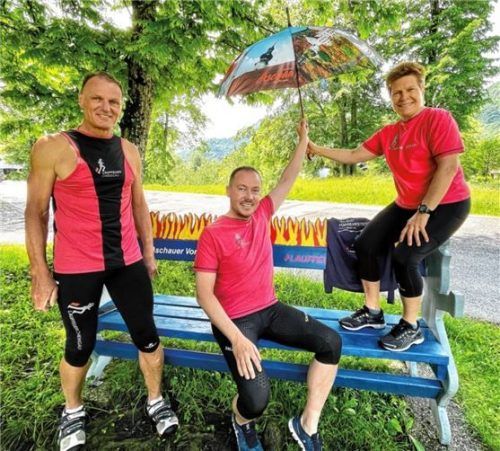 Hubert Hinterstocker und Christine Heckl von Lauffeuer Chiemgau haben Tourismus-Chef Herbert Reiter (Mitte) die Schirmherrschaft über den Bankerllauf übertragen.Foto re