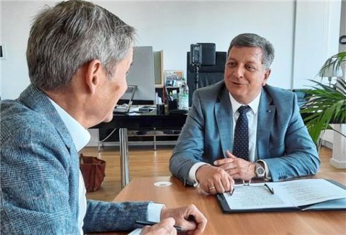 Im Gespräch: OVB-Reporter Michael Weiser und Bayerns Verkehrsminister Christian Bernreiter (CSU). Foto re