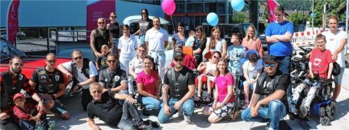 Im Hof der Aschauer Kinderklinik trafen sich nun Motorradfahrer in schwarzer Kluft und die Kinder des KIZ, um sich kennenzulernen.Foto Rehberg