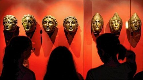 Im Straubinger Gäubodenmuseum ist ein Römerschatz zu sehen. Foto djd/Stadt Straubing/Stefan Angerer
