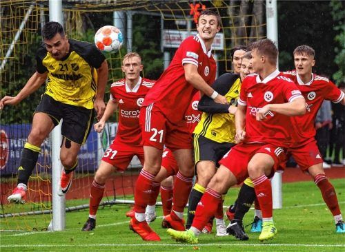 Im Vorjahr trafen der SV Kirchanschöring und 1860 Rosenheim noch im Pokal aufeinander, jetzt gibt es zwischen beiden Teams Punktspiele in der Bayernliga Süd.Foto Christian Butzhammer