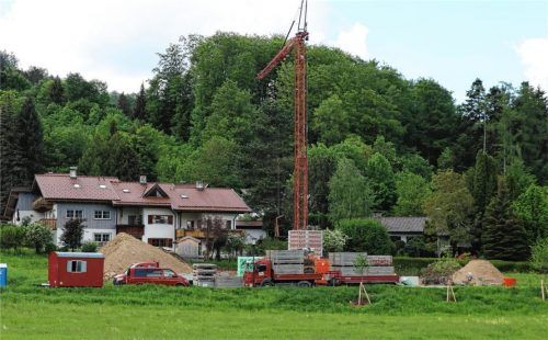 In der Nähe des Niederaschauer Nelkenwegs bietet die Gemeinde Baugrund aus dem „Ansiedlungsmodell“ an. Foto Rehberg