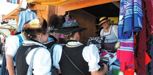 In Einkaufslaune zeigten sich allenthalben die Besucher des zwölften Neubeurer Trachtenmarktes. Fotos Reischl-Zehentbauer