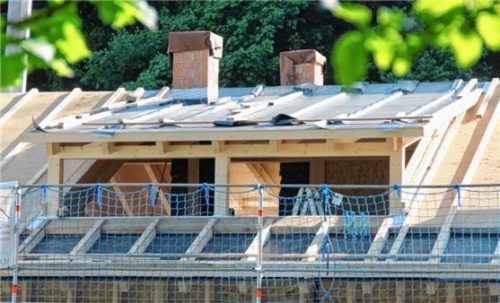 In vielen Bebauungsplänen sind Dachaufbauten ausgeschlossen oder eingeschränkt. Kiefersfelden hebt derartige Restriktionen nun auf.Foto Schmidt