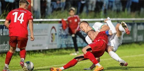 Janik Vieregg betätigte sich gegen Traunsteins Waldemar Daniel als Ringer, links Alexander Dreßl. Foto Hans-Weitz