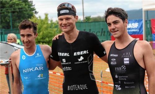 Julian Erhardt (Mitte) ist zurück: Der Profi-Triathlet aus Übersee gewann nach einer langen Leidenszeit den Sprint beim Mußbach Triathlon. Foto Erhardt