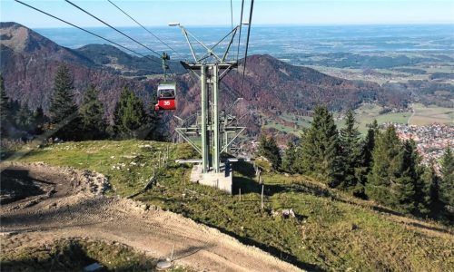 Kampenwandseilbahn in Aschau: Der Rosenheimer Bund Naturschutz will den Neubau verhindern und prüft rechtliche Schritte gegen das Projekt.Foto Koppetsch