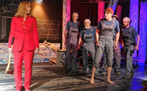 Klytaimnestra (Birgit Schier) rechtfertigt ihren Gattenmord an Agamemnon vor dem Chor.Foto Janka