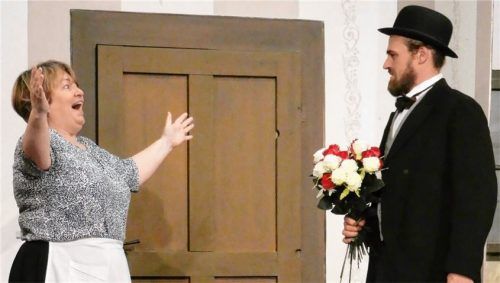 Konrad Schlaipfer (rechts) spielt den Graf Schorschi und überreicht einer Haushälterin (Andrea Krug) die Rosa Centifolia. Foto ammelburger