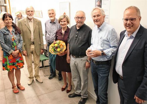 Kunst im Seebrucker Rathaus zum Kirchner-Jubiläum. Von links: Martina Kirchner, Dr. Frieder Kirchner-Maier-Metz, Stefan Hirsch (bis 2011 Heimatpfleger von Oberbayern), Galeristin Monika Rackl, Jürgen Hochmuth, Gottfried Stritar und Bürgermeister Martin Bartlweber. Foto Benekam