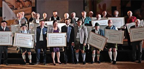 Landrat Siegfried Walch (Fünfter von links) im Kreise der geehrten Schreinermeister, die den goldenen Meisterbrief erhielten. Unter ihnen auch eine einzige Frau, Anna Lamminger aus Siegsdorf (Vierte von links).Foto Wittenzellner