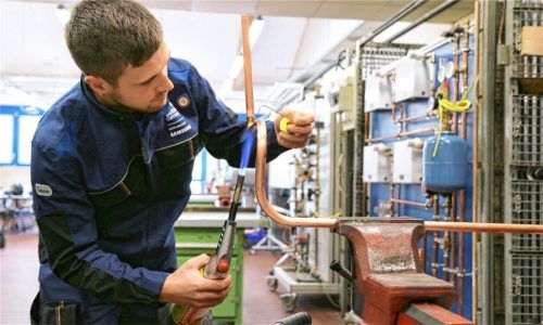 Löten ist nur eine von vielen Aufgaben eines Anlagenmechanikers. Die Arbeit ist vielseitig, Interessenten für den Beruf gibt es nur wenige.Foto DPA/Claudia Drescher