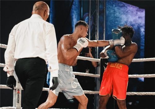 Lokalmatador Fedor Michel trifft mit der linken Geraden.Foto Klickfinger