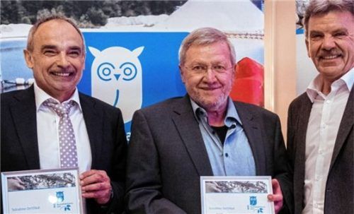 Lothar Köppel vom Büro Köppel für Landschaftsarchitektur aus Mühldorf (Mitte) freut sich über den zweiten Platz beim Deutschen Nachhaltigkeitspreis 2022. Links der Vertreter der erstplatzierten Anton Eireiner GmbH aus Wemding, Paul Baumann, rechts der Drittplatzierte Ludwig Schielein senior vom Kieswerk Schielein aus Ilmendorf. Foto Franke