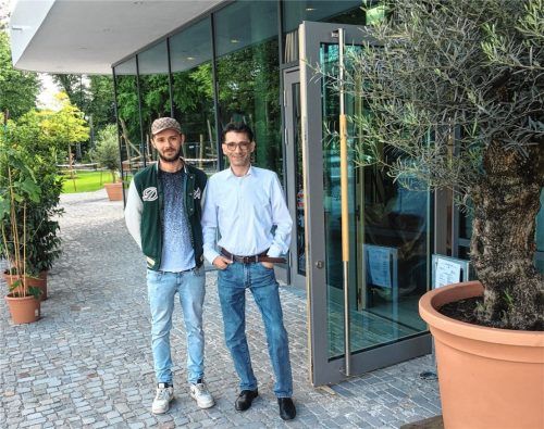 Mario (links) und Giuseppe Coglitore vor dem neuen Milano am Rathausplatz an der Rosenheimer Straße. Drinnen wird noch ordentlich gewerkelt. Foto Weinzierl