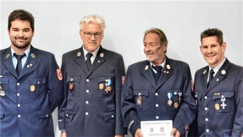 Maximilian Steinhart und Marco Langer (außen, von links) bedanken sich bei (Mitte, von links) Ludwig Manhart für 25 Jahre Vorsitz sowie bei Dieter Rott für 50 Jahre Mitgliedschaft.