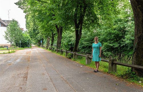 Mehr Grün zwischen Rathaus und Mangfallkanal: Dort, wo die städtische Mobilitätsmanagerin Veronika Winkler jetzt steht, wird bald ein kleiner Grünstreifen mit Bänken errichtet. Die Friedrich-Ebert-Straße, die in diesem Bereich mit elf Metern für eine zukünftige Fahrradstraße zu breit ist, wird entsprechend verschmälert. Foto Thomae