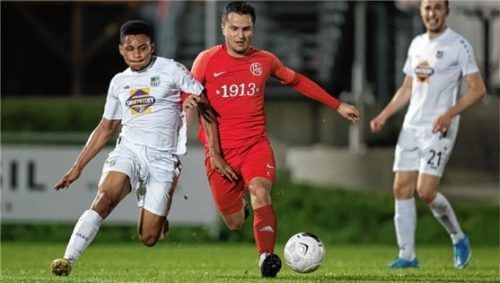 Mike Opara (links) wechselt vom SBC Traunstein zum Liga-Konkurrenten TSV Ampfing.Foto Hans Weitz