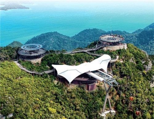 Mit einer Seilbahn geht es hinauf zur Langkawi Skybridge, wo eine atemberaubende Aussicht wartet. Foto Tourism Malaysia