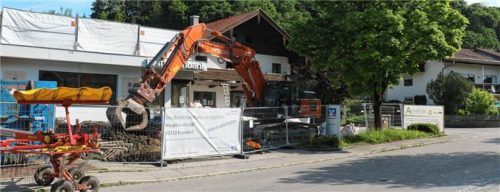 Mit schwerem Gerät wird das alte Raiffeisengebäude in Frasdorf Stück für Stück abgetragen. Foto Rehberg
