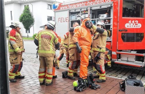 Mitglieder der Feuerwehr Heufeld machen sich am Raublinger Bahnhof für ihren Einsatz bereit. Foto Reisner