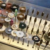 Schmuck aus jahrtausendealtem Holz