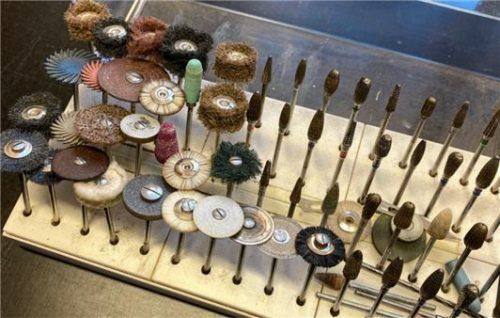 Mithilfe ihrer Zahntechniker-Geräte stellt Sigi Hartmann-Thäle jetzt Schmuck her.