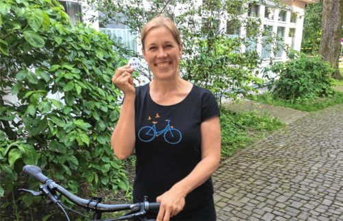 Mobilitätsmanagerin Veronika Winkler radelt täglich mit dem Rad zur Arbeit. Ihr Ziel ist es, CO2 einzusparen. Foto Weinzierl
