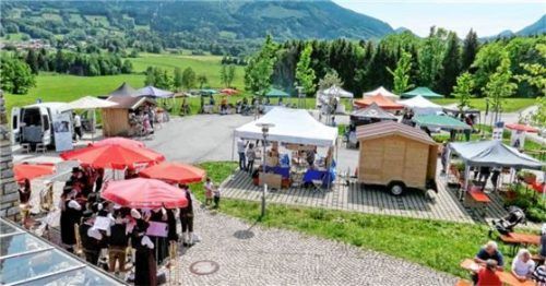 Musik und Stände: Blick auf den Markt von Samerberg. Foto Hötzlsperger