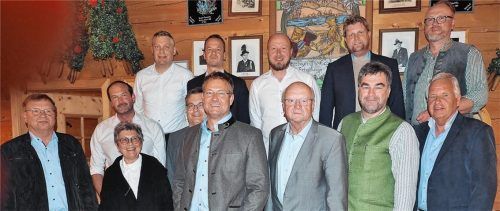 Nach der Satzungsänderung hat der Vorstand des „Wirtschaftsverbands Landkreis Traunstein“ eine völlig neue Zusammensetzung: (vorne von links) der stellvertretende Vorsitzende Florian Binder, die Gremiumsmitglieder Rudi Zeif, Inga Hack und Markus Schlaffner, der Vorsitzende Thomas Eberl, Ehrenmitglied Hermann Steinmaßl, Kassenwart Klaus Kropp und Robert Aigner; (hinten von links) Raphael Geisreiter, Claus Egger, Stefan Büchele, Stefan Gilch und Seppi Mayer. Foto Buthke