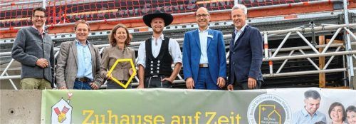 Nahmen am Richtfest teil: (von links) Adrian Köstler (Vorstand der McDonald’s Kinderhilfe), Franz Brummer (Geschäftsführer der Appia Contract), Tanja Forderer-Barlag (Hausleiterin des Ronald McDonald Haus Vogtareuth), Tobias Hefter (Zimmerer von der Frommwieser GmbH), Sven Schönfeld (Klinikgeschäftsführer der Schön Klinik Vogtareuth) und Bürgermeister Rudolf Leitmannstetter. Foto McDonald’s Kinderhilfe-Stiftung/Plankl-Roos