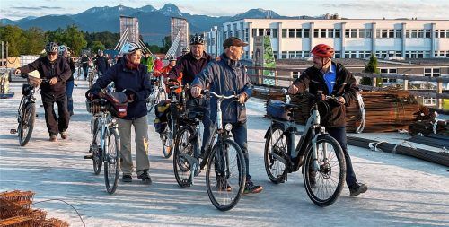 Neue Perspektiven eröffnete die Radtour mit Bürgermeister Peter Kloo (rechts). Auf der Brücke der Westtangente sahen die Kolbermoorer ihre Stadt von oben. Fotos  Gerlach