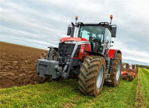 Neueste Technologie auf dem Feld: die Baureihe MF 8S im Einsatz. Foto Massey Ferguson
