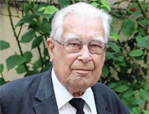 Noch immer hält Pfarrer Sebastian Lipp jeden Sonntag die Messe – trotz seines gehobenen Alters. Foto Hadersbeck
