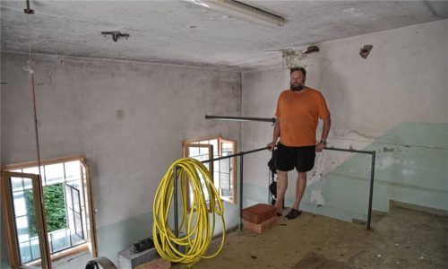 Noch ist der ehemalige Turbinenraum eine Baustelle. Sobald das Landratsamt seine Zustimmung gibt, könnte hier eine Cocktailbar entstehen, erklärt Rudolf Finsterwalder, Vorstand der Simseer Weidefleisch eG. Foto Schlecker