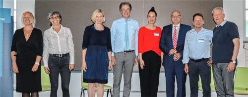 Notwendige Änderungen waren das Thema von (von links) Romy Reichel und Jutta Müller, beide von der Agentur für Arbeit, Moderatorin Gisela Kayser, Franz Obermayer, Geschäftsführer der FOXGroup, Tabea Hoffmann, Koordinatorin der Taskforce FKS+, Obermeister Josef Pflügl, Wolfgang Werner, Ansprechpartner für den Landkreis Traunstein der Taskforce FKS+, und Moderator Stefan Neumann.Foto re