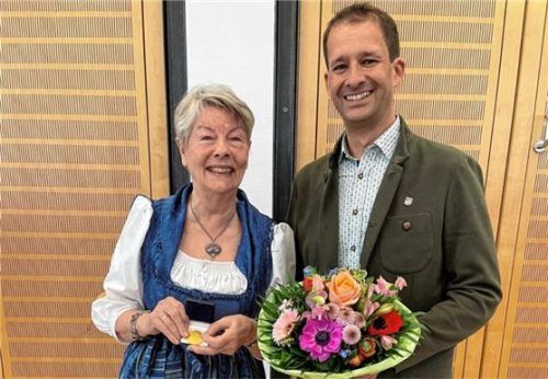Oberbürgermeister Andreas März überreichte Inge Ilgenfritz die Verdienstmedaille der Stadt. Foto Stadt Rosenheim